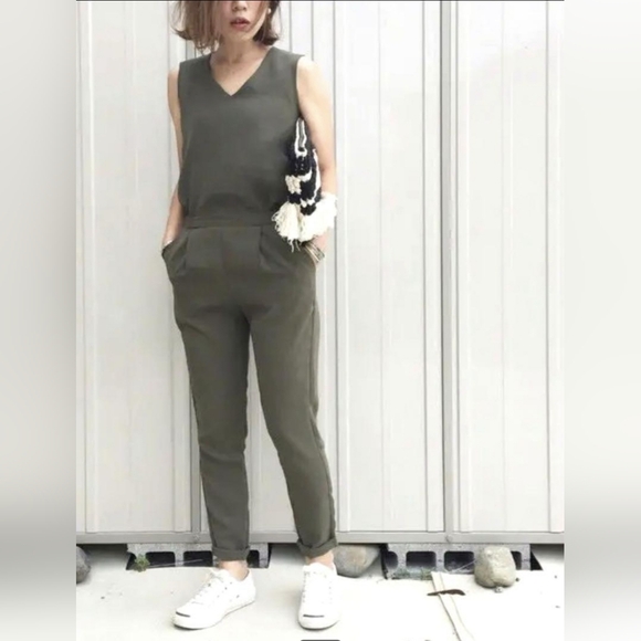 ✨Gu NWT V-Neck Olive Jumpsuit Size XL✨ - Picture 1 of 9